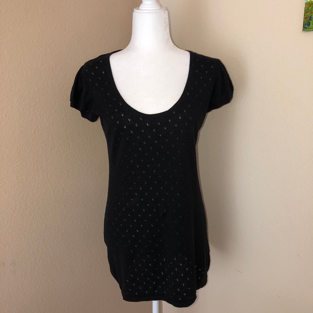 Susina short sleeve black top with scoopneck, L